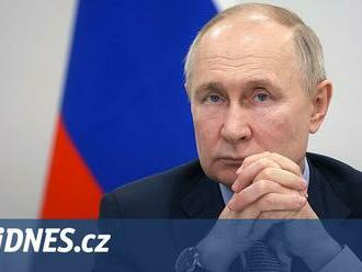 Budoucí vládci Ruska nemůžou vzejít z podivínů ukazujících přirození, řekl Putin