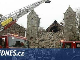 VIDEO: Zřítila se věž i s průčelím kostela. Město jej po covidu přestalo kontrolovat