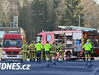 Pilot malého letadla v Belgii nezvládl stroj, při pádu narazil do auta