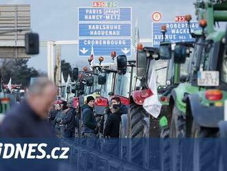 Rozlícení farmáři chystají blokádu Paříže. Policie má odrazit vpád traktorů