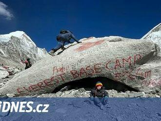 Nový rekord. Otec vynesl do základního tábora Everestu dvouletého chlapce