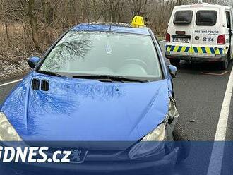 Opilý řidič čelně naboural dodávku městské policie, nadýchal přes tři promile