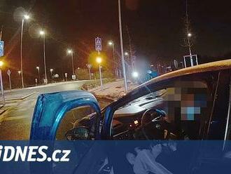 Žáka autoškoly strážníci nachytali na noční projížďce, navíc řídil opilý