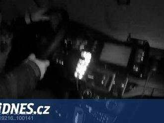 Opilý řidič se zákazem řízení ujížděl policii, pak se vydával za své dvojče