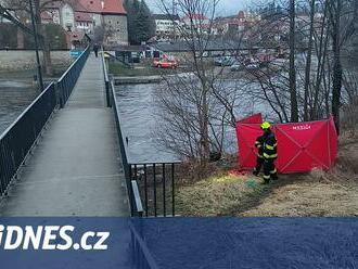 Strážníci v Krumlově objevili u vody ohořelé tělo, okolnosti úmrtí objasní pitva