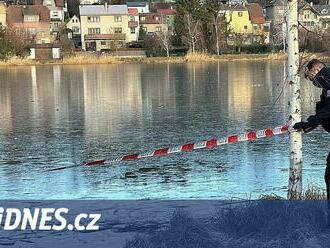 U Kyjského rybníka ležel mrtvý muž. Zřejmě zemřel násilnou smrtí, řekla policie