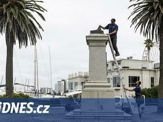 „Kolonie padne.“ V Melbourne svrhli kapitána Cooka a pocákali královnu