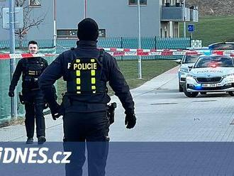 Útočník v Praze napadl ženu sekerou, policie zadržela podezřelého