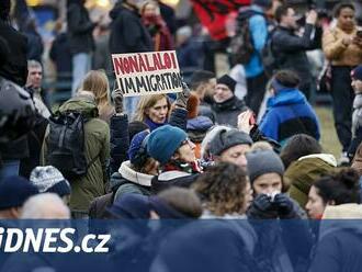 Sociální dávky migrantům ve Francii necháme. Ústavní rada osekala zákon