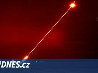 Britové zkouší dračí oheň. Laserová zbraň sežehne z nebe dron i raketu