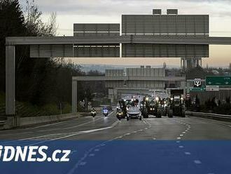 Hněv farmářů otřásá Francií. Blokují dálnice a chystají se vzít Paříž ztečí