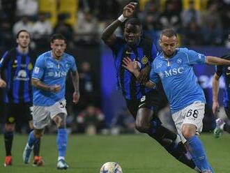 Oslabený Neapol do penált nevydržal, trofej putuje do Milána. Inter udrel v nadstavenom čase