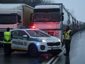 Počet kamiónov smerujúce na Ukrajinu narastá. Polícia ich bude odstavovať