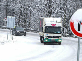 Na viacerých úsekoch silno sneží, Donovaly pre kamióny uzavreli