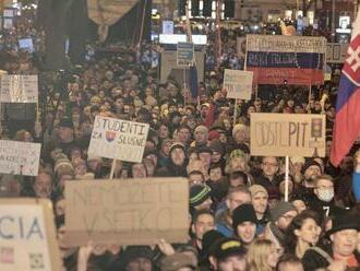 Na protest proti krokom vlády v Bratislave napriek bombovej hrozbe prišli tisícky ľudí