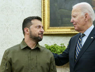 ONLINE: Biden mieni obísť americký Kongres. Ukrajine dodá zbrane cez Grécko, píše Forbes