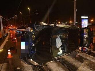 20-ročná vodička prevrátila auto a zdemolovala križovatku, namerali jej 1,52 promile