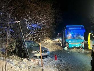 Vážna nehoda v Oravskom Podzámku: Havaroval autobus, cesta je neprejazdná