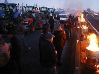 Paríž po desaťročiach v „obliehaní“. Farmári zablokovali ulice, vláda povolala 15-tisíc policajtov