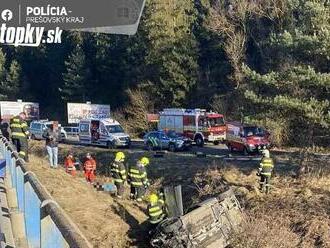 Dve tragické nehody! Nákladné vozidlo vrazilo do chodca: Na východe zas auto vyletelo z cesty