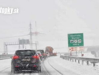 AKTUÁLNE Počasie vyčíňa aj dnes: Doprava kolabuje! Na viacerých miestach hlásia nehody