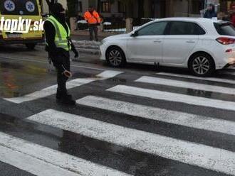 Zábery hrôzostrašnej dopravnej nehody! Auto vrazilo do ženy s dvoma vnukmi: Osemročný chlapček skončil v nemocnici