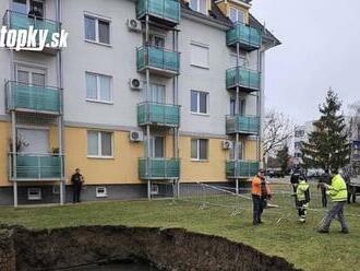 MIMORIADNA situácia! Mesto zvolalo krízový štáb: Na sídlisku sa prepadla zem