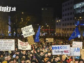 AKTUÁLNE Premávka na Námestí SNP v Bratislave je pre protest dočasne uzavretá