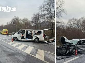 Mrazivé detaily tragickej hromadnej nehody pri Handlovej: Čelnú zrážku neprežil mladý muž! Ďalšie osoby sú zranené