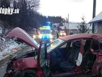 AKTUÁLNE zábery z tragickej dopravnej nehody! Auto vpálilo do rodinného domu: Dvaja chlapci nemali šancu prežiť