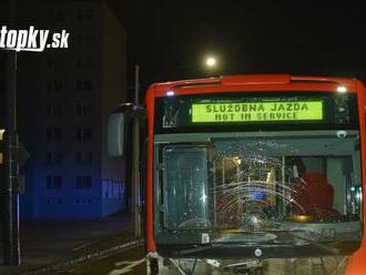 V Bratislave došlo k zrážke autobusu MHD s chodcom  : Vyviazol s ľahkými zraneniami