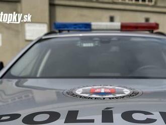 Polícia obvinila muža, ktorý napadol maloletého chlapca, jeho otca i policajta