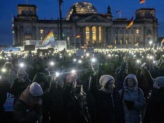 Sto tisíc ľudí v uliciach Nemecka neprestáva protestovať: Demokracia je pod tlakom, tvrdí minister obrany