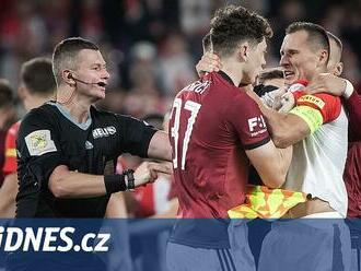 Podzimní derby odpíská opět Szikszay. Naposledy řešil rvačku kapitánů