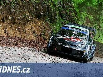 Bez mistra, s chybami. Přesto Toyota na rallye v Česku bojuje o titul mezi týmy