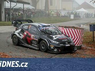 Desítky litrů svařáku či sekaná. Fanoušci rallye hltají, přistavili i dodávku