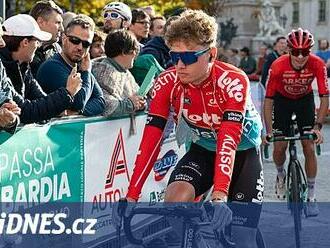 Poslední letošní závod WorldTour vyhrál Van Eetvelt, Hirt dojel čtyřicátý