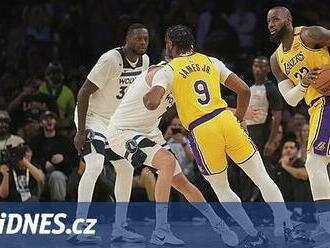 Zápis do historie NBA. LeBron James se synem Bronnym si zahráli spolu