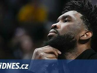 Nesportovně točil ručníkem. Pauzírující Embiid má první technickou chybu