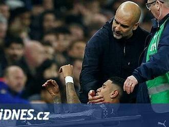 Máme problém, vyhlásil Guardiola. City zachraňují mladíci, zbylo třináct hráčů