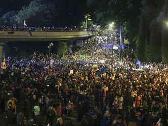 V Tbilisi proti výsledkom volieb protestujú tisíce ľudí