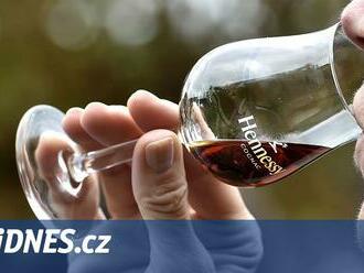 Vy elektromobily, my brandy. Čína uvalí prozatímní clo na dovoz lihoviny z EU