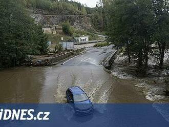 Poškozená technika a vypláchnutá pole. Povodně nejvíc ničily rostlinnou výrobu