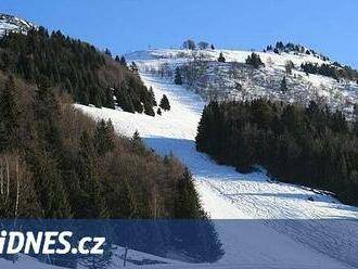 Lyžařské středisko ve francouzských Alpách končí. Chybí mu finance i sníh