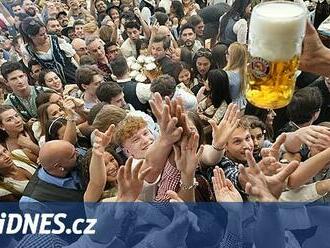 Na Oktoberfest zavítalo 6,7 milionu lidí, méně než loni. Klesla i spotřeba piva