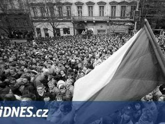 Průvod v roce 1989 možná vedli lidé ze Správy sledování StB, uvádí analýza