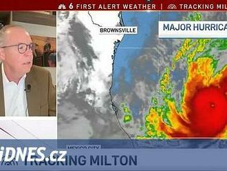 Meteorolog stěží přemáhal pláč. Je to strašný hurikán, řekl o Miltonovi