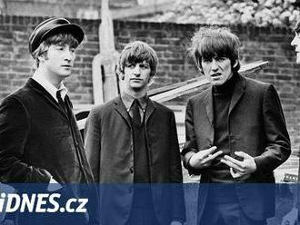 Na portrét Beatles spotřeboval 24 tisíc šroubů. Tvorbu ukázal umělec na videu