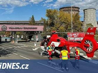 V Třineckých železárnách se muž zřítil z pěti metrů, vážně si poranil obě nohy