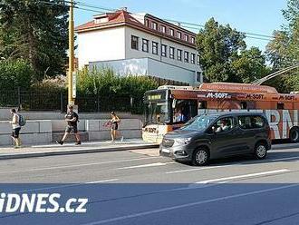 „I MHD má ke dni zadečků co říci.“ Příspěvek s ženou na zastávce schytal kritiku